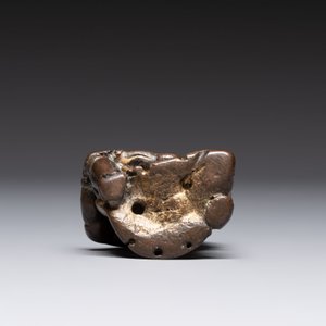 A small Chinese gilt bronze paperweight in the form of a kneeling foreigner, Ming — photo 7