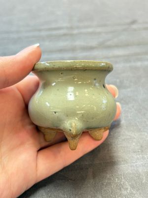 A small Chinese green-glazed 'jun' tripod censer, Hebi kilns, Song/Yuan — photo 4