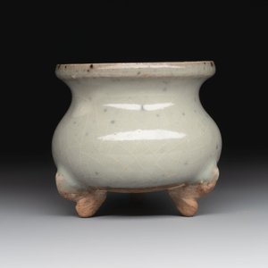 A small Chinese green-glazed 'jun' tripod censer, Hebi kilns, Song/Yuan — photo 2
