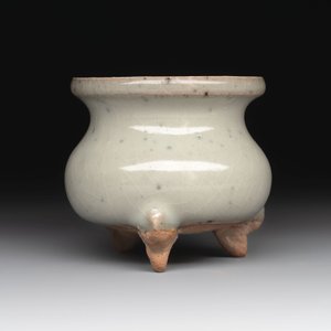 A small Chinese green-glazed 'jun' tripod censer, Hebi kilns, Song/Yuan — photo 3