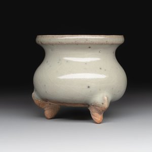 A small Chinese green-glazed 'jun' tripod censer, Hebi kilns, Song/Yuan — photo 4