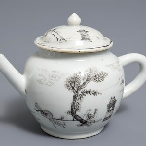 A small Chinese grisaille 'Valentine dove' teapot and cover, Qianlong — 照片 1