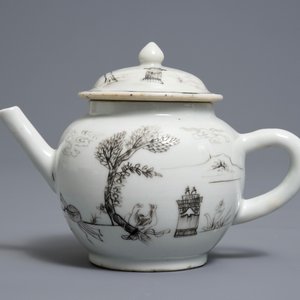 A small Chinese grisaille 'Valentine dove' teapot and cover, Qianlong — 照片 2