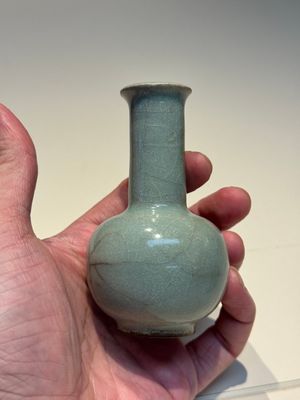 A small Chinese Guan-type Longquan celadon bottle vase, Song/Yuan — photo 3