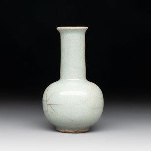 A small Chinese Guan-type Longquan celadon bottle vase, Song/Yuan — photo 2