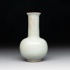 A small Chinese Guan-type Longquan celadon bottle vase, Song/Yuan — photo 3