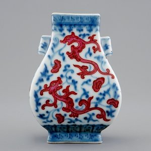 A small Chinese hu vase with phoenixes, Qianlong mark, 19/20th C. — photo 1