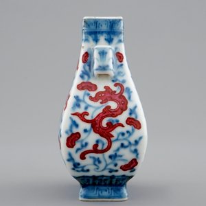 A small Chinese hu vase with phoenixes, Qianlong mark, 19/20th C. — photo 2