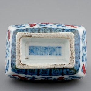 A small Chinese hu vase with phoenixes, Qianlong mark, 19/20th C. — photo 5