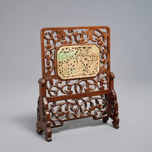 A small Chinese jade plaque mounted in a carved wood table screen, 19/20th C. — photo 1