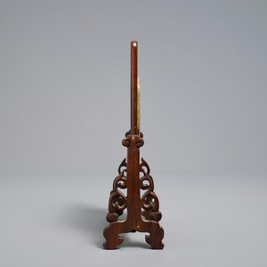 A small Chinese jade plaque mounted in a carved wood table screen, 19/20th C. — photo 3