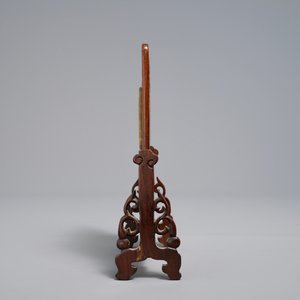A small Chinese jade plaque mounted in a carved wood table screen, 19/20th C. — photo 5