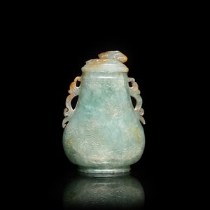 A small Chinese jadeite vase and cover, 19th C. — photo 1