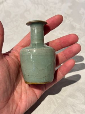 A small Chinese Longquan celadon mallet-shaped vase, Song/Yuan — 照片 1