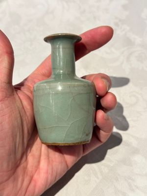A small Chinese Longquan celadon mallet-shaped vase, Song/Yuan — 照片 2