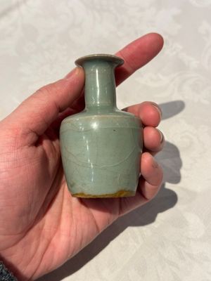 A small Chinese Longquan celadon mallet-shaped vase, Song/Yuan — 照片 3