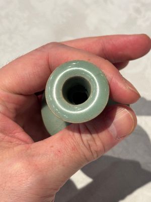 A small Chinese Longquan celadon mallet-shaped vase, Song/Yuan — 照片 4