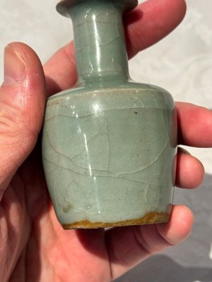 A small Chinese Longquan celadon mallet-shaped vase, Song/Yuan — 照片 6