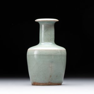 A small Chinese Longquan celadon mallet-shaped vase, Song/Yuan — 照片 1