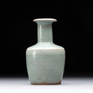 A small Chinese Longquan celadon mallet-shaped vase, Song/Yuan — 照片 2
