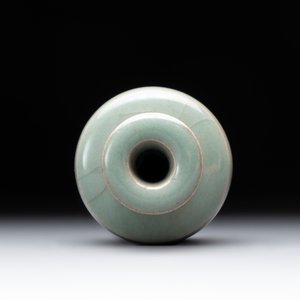 A small Chinese Longquan celadon mallet-shaped vase, Song/Yuan — 照片 3