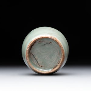 A small Chinese Longquan celadon mallet-shaped vase, Song/Yuan — 照片 4