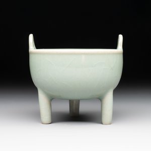 A small Chinese Longquan celadon tripod 'ding-form' censer, Southern Song — photo 4