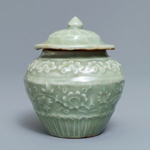A small Chinese Longquan celadon vase and cover with underglaze design, Ming — 照片 2