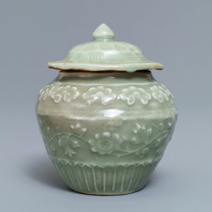 A small Chinese Longquan celadon vase and cover with underglaze design, Ming — 照片 3