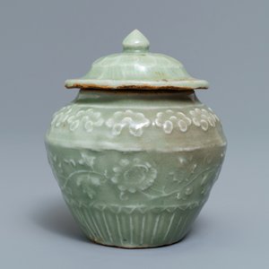 A small Chinese Longquan celadon vase and cover with underglaze design, Ming — 照片 4