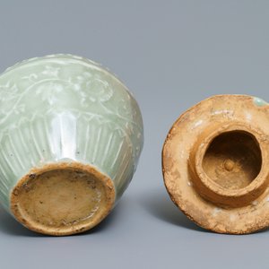A small Chinese Longquan celadon vase and cover with underglaze design, Ming — 照片 7