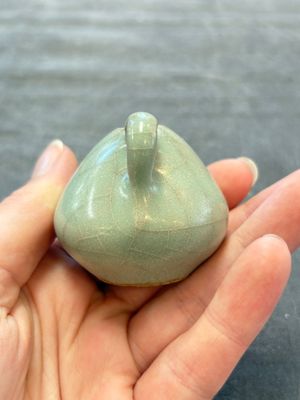 A small Chinese Longquan celadon water dropper and a jun-type water pot, Yuan/Ming — 照片 10