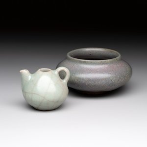 A small Chinese Longquan celadon water dropper and a jun-type water pot, Yuan/Ming — 照片 1