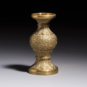 A small Chinese 'Lotus Scroll' incense tool vase, Qianlong mark, 18th C., and possibly of the period — 照片 1