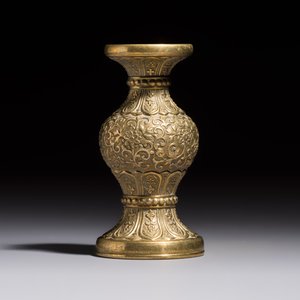 A small Chinese 'Lotus Scroll' incense tool vase, Qianlong mark, 18th C., and possibly of the period — 照片 2