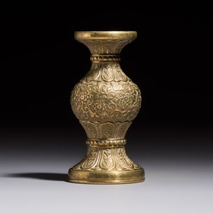 A small Chinese 'Lotus Scroll' incense tool vase, Qianlong mark, 18th C., and possibly of the period — 照片 3
