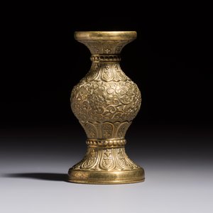 A small Chinese 'Lotus Scroll' incense tool vase, Qianlong mark, 18th C., and possibly of the period — 照片 5