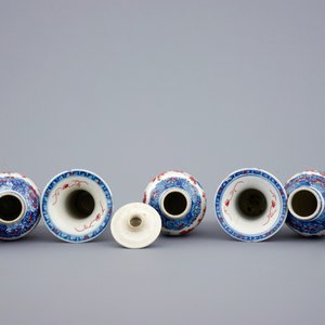 A small Chinese partly clobbered blue and white five piece garniture, Qianlong, 18th C. — photo 5