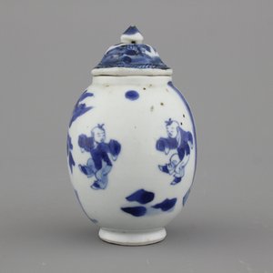 A small Chinese porcelain blue and white vase with playing boys, Kangxi — photo 1