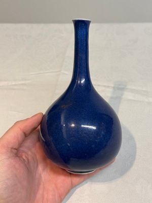 A small Chinese powder-blue bottle vase, 18th C. — photo 3