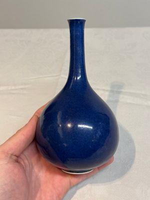 A small Chinese powder-blue bottle vase, 18th C. — photo 6