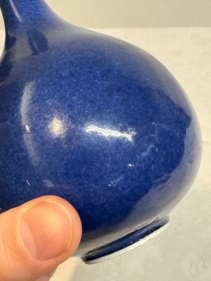 A small Chinese powder-blue bottle vase, 18th C. — photo 8