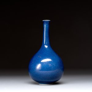 A small Chinese powder-blue bottle vase, 18th C. — photo 1