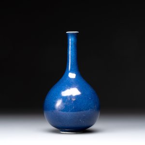 A small Chinese powder-blue bottle vase, 18th C. — photo 2