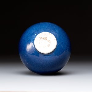 A small Chinese powder-blue bottle vase, 18th C. — photo 4
