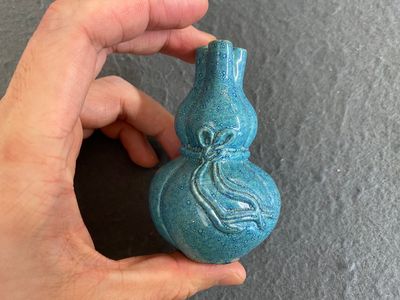 A small Chinese robin's egg-glazed three-necked double gourd vase, 19/20th C. — 照片 1