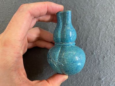A small Chinese robin's egg-glazed three-necked double gourd vase, 19/20th C. — 照片 2