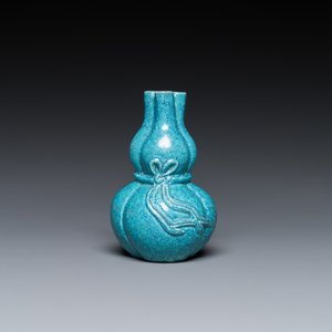 A small Chinese robin's egg-glazed three-necked double gourd vase, 19/20th C. — 照片 2