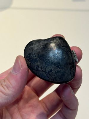 A small Chinese silver clam-shaped box with animals design, Tang/Song — photo 12