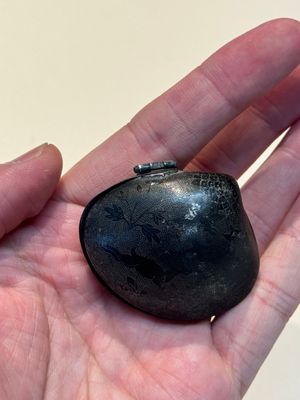 A small Chinese silver clam-shaped box with animals design, Tang/Song — photo 3